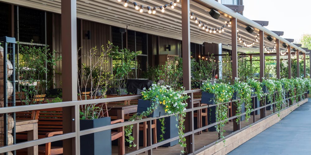 Klipsch PSM 450 T in Outside Restaurant Patio 2000x1000