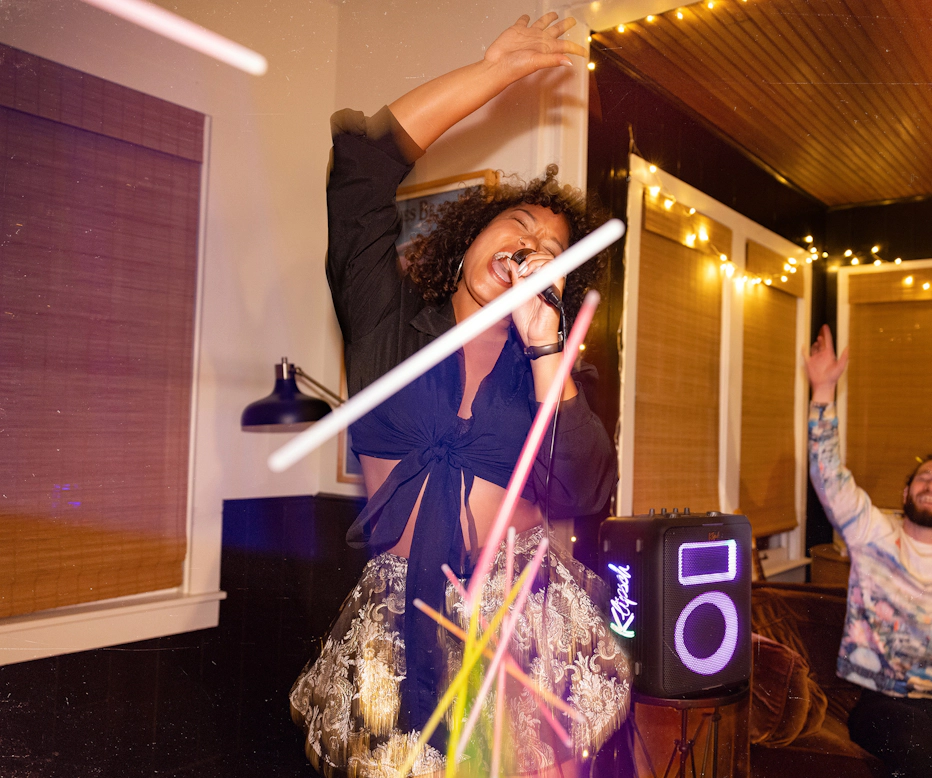 Klipsch Party Speakers Vibe karaoke superstar belting out her jam 2000x1670